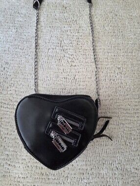 🖤 Black Heart Crossbody Bag – Razor Zip Detail